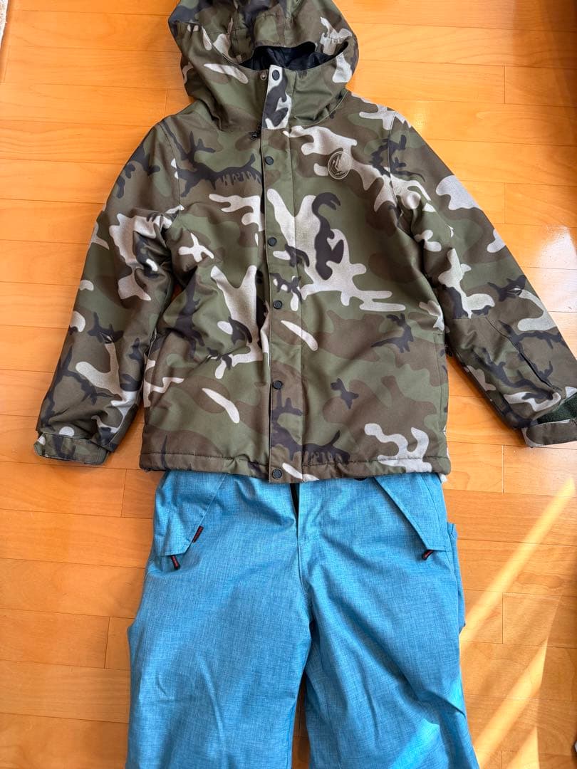 スノボー　ウェア　キッズ　VOLCOM 迷彩柄 ジャケット パンツ セット