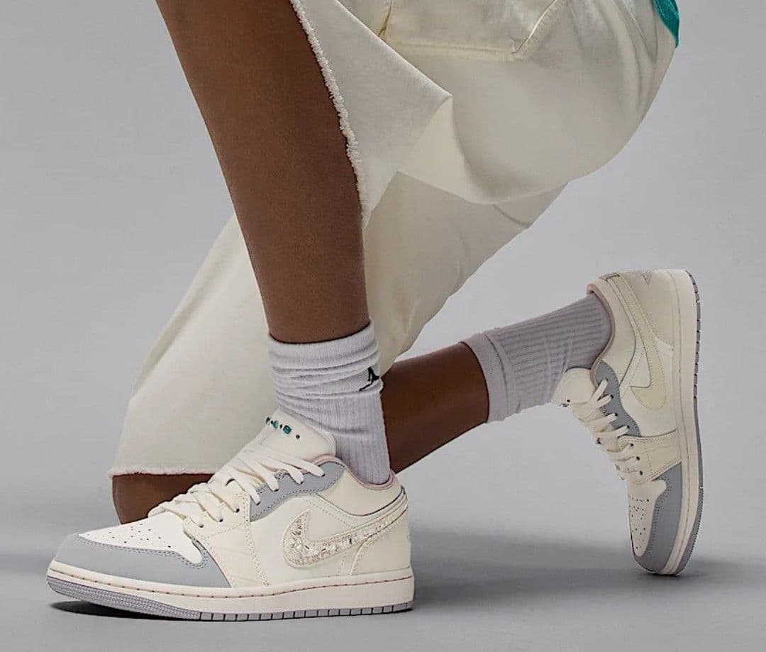 NIKE WMNS AIR JORDAN 1 LOW SE ターコイズ 24