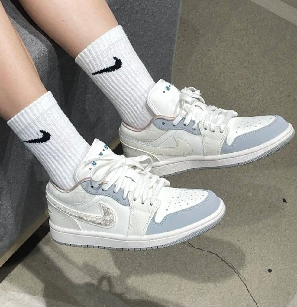 NIKE WMNS AIR JORDAN 1 LOW SE ターコイズ 24