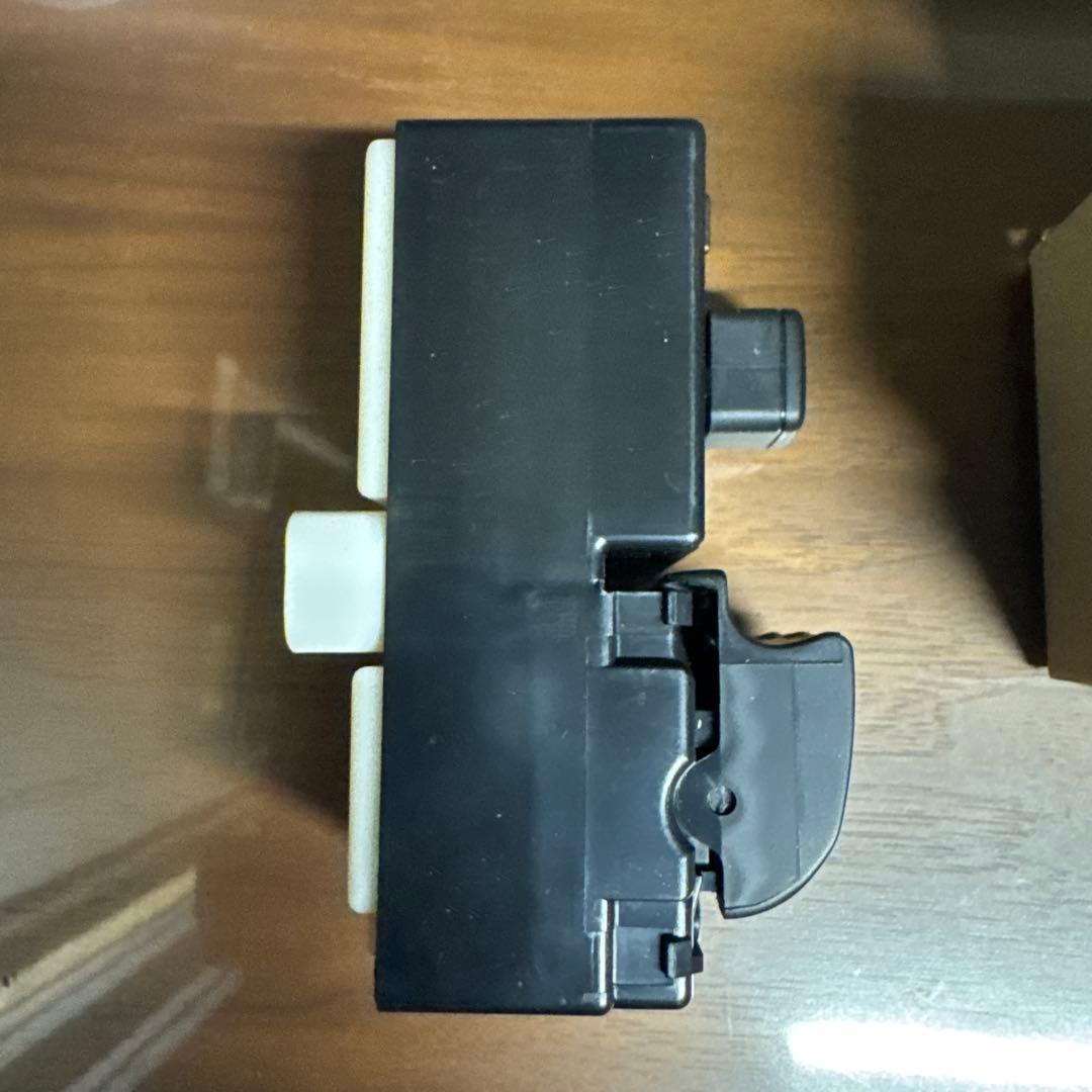 日野　右パワーウィンドウ　スイッチ　純正品84810-E0070