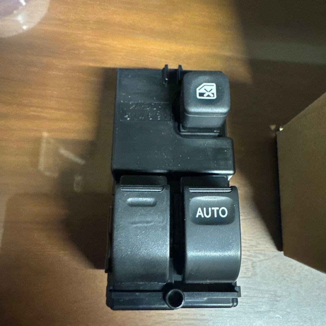 日野　右パワーウィンドウ　スイッチ　純正品84810-E0070