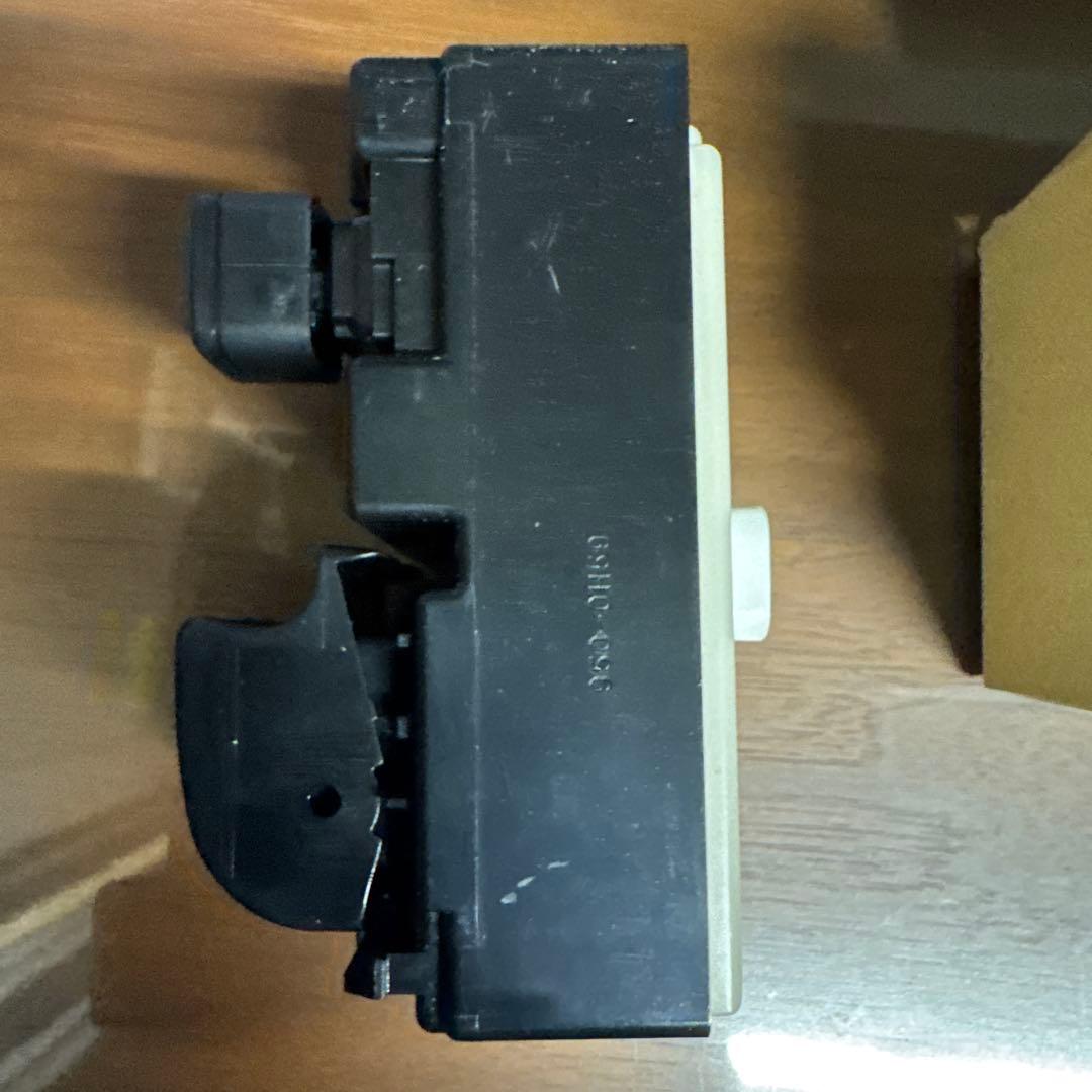 日野　右パワーウィンドウ　スイッチ　純正品84810-E0070