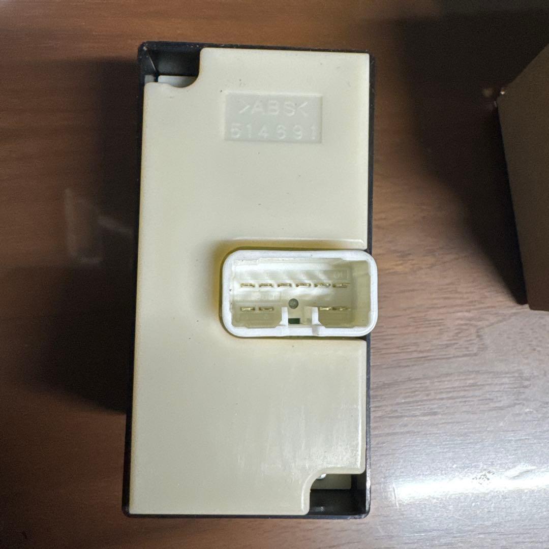 日野　右パワーウィンドウ　スイッチ　純正品84810-E0070