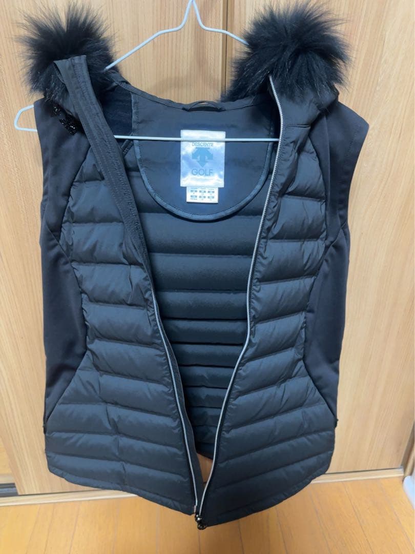 DESCENTE(デサント)ブラックファー付きダウンベスト