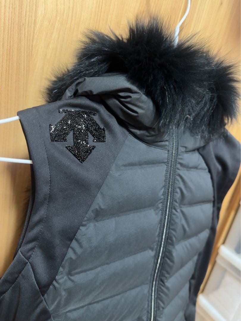 DESCENTE(デサント)ブラックファー付きダウンベスト