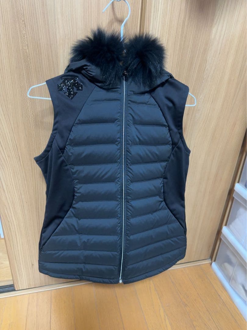 DESCENTE(デサント)ブラックファー付きダウンベスト