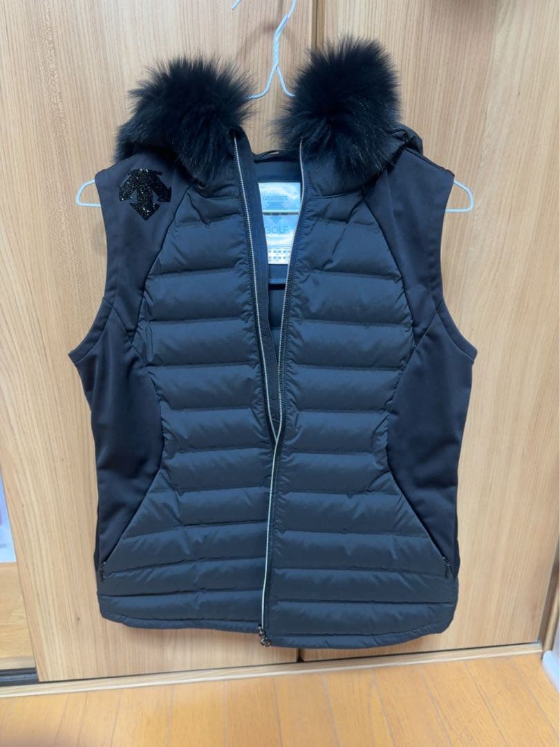 DESCENTE(デサント)ブラックファー付きダウンベスト