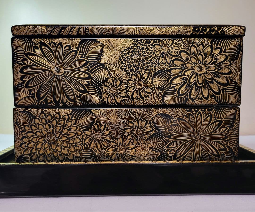 沈金極上品　輪島塗　　菊尽し　二段重箱　二客各専用豪華漆台蓋付　木箱付　希少仕様