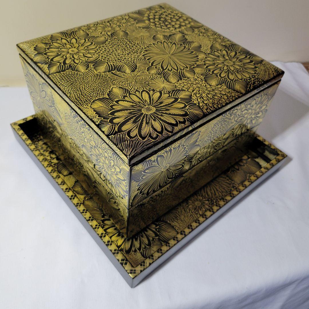 沈金極上品　輪島塗　　菊尽し　二段重箱　二客各専用豪華漆台蓋付　木箱付　希少仕様