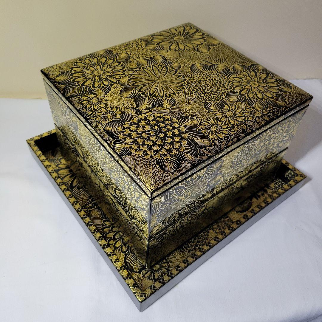 沈金極上品　輪島塗　　菊尽し　二段重箱　二客各専用豪華漆台蓋付　木箱付　希少仕様