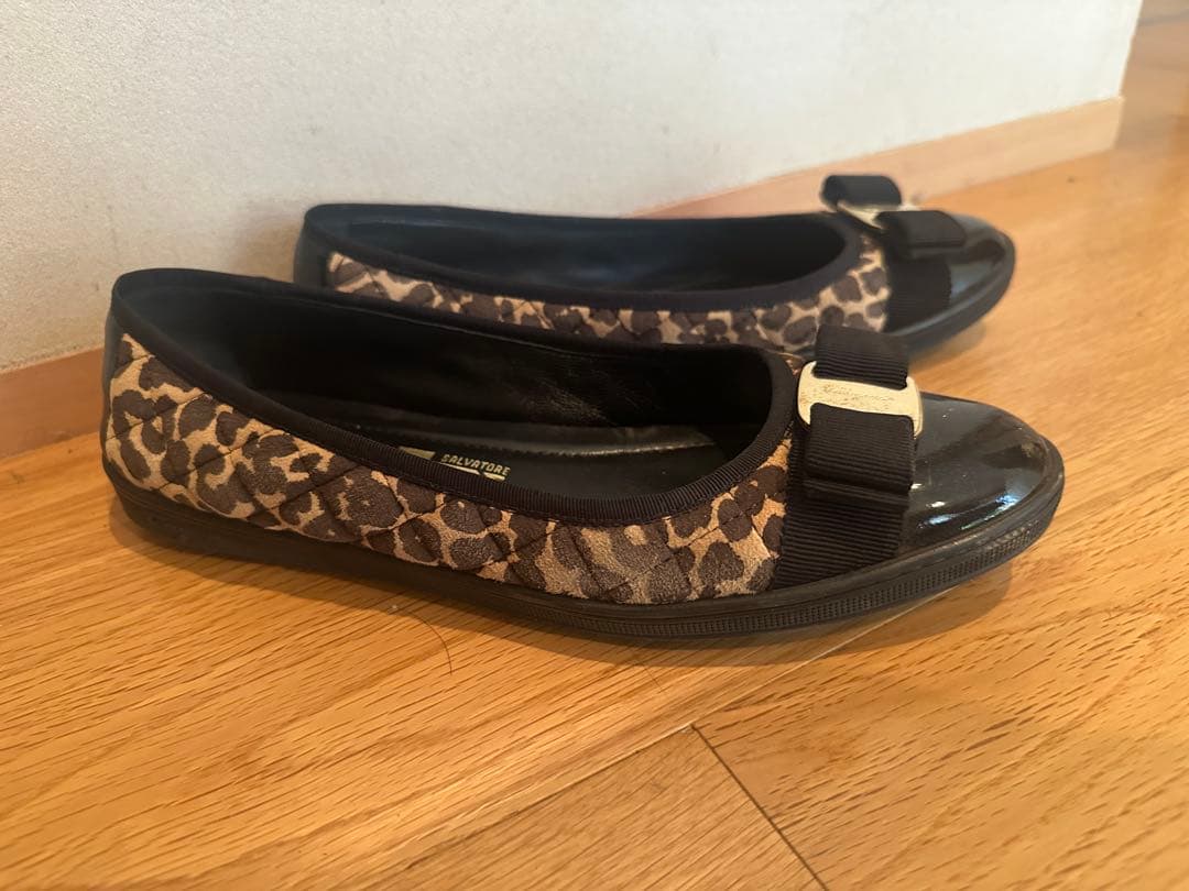 フェラガモ　ヒョウ柄リボン付きフラットシューズ　8