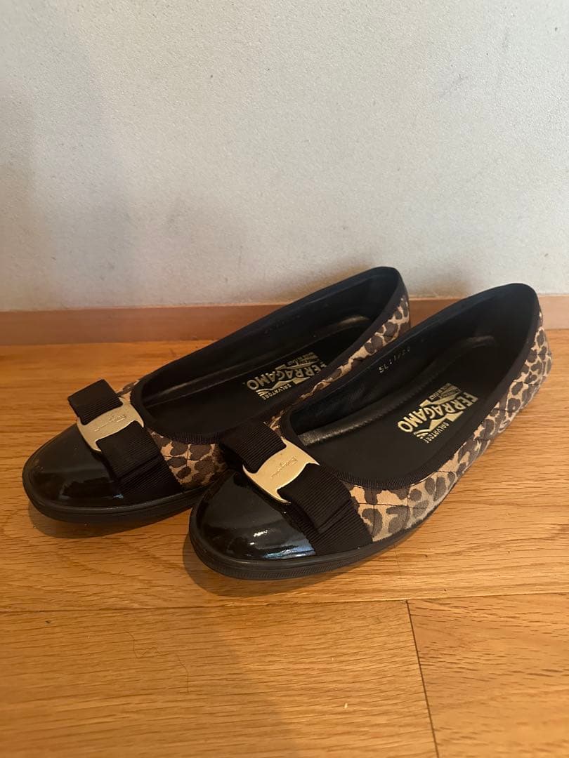 フェラガモ　ヒョウ柄リボン付きフラットシューズ　8
