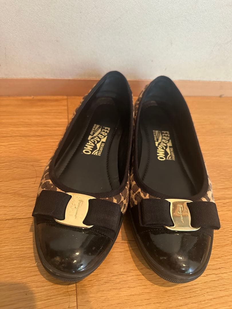 フェラガモ　ヒョウ柄リボン付きフラットシューズ　8