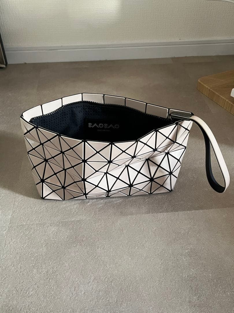 4-YD067バオバオイッセイミヤケベージュ クラッチバッグ