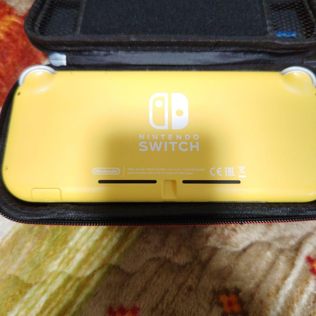 ニンテンドースイッチLIGHT　イエロー　ハードケース付き