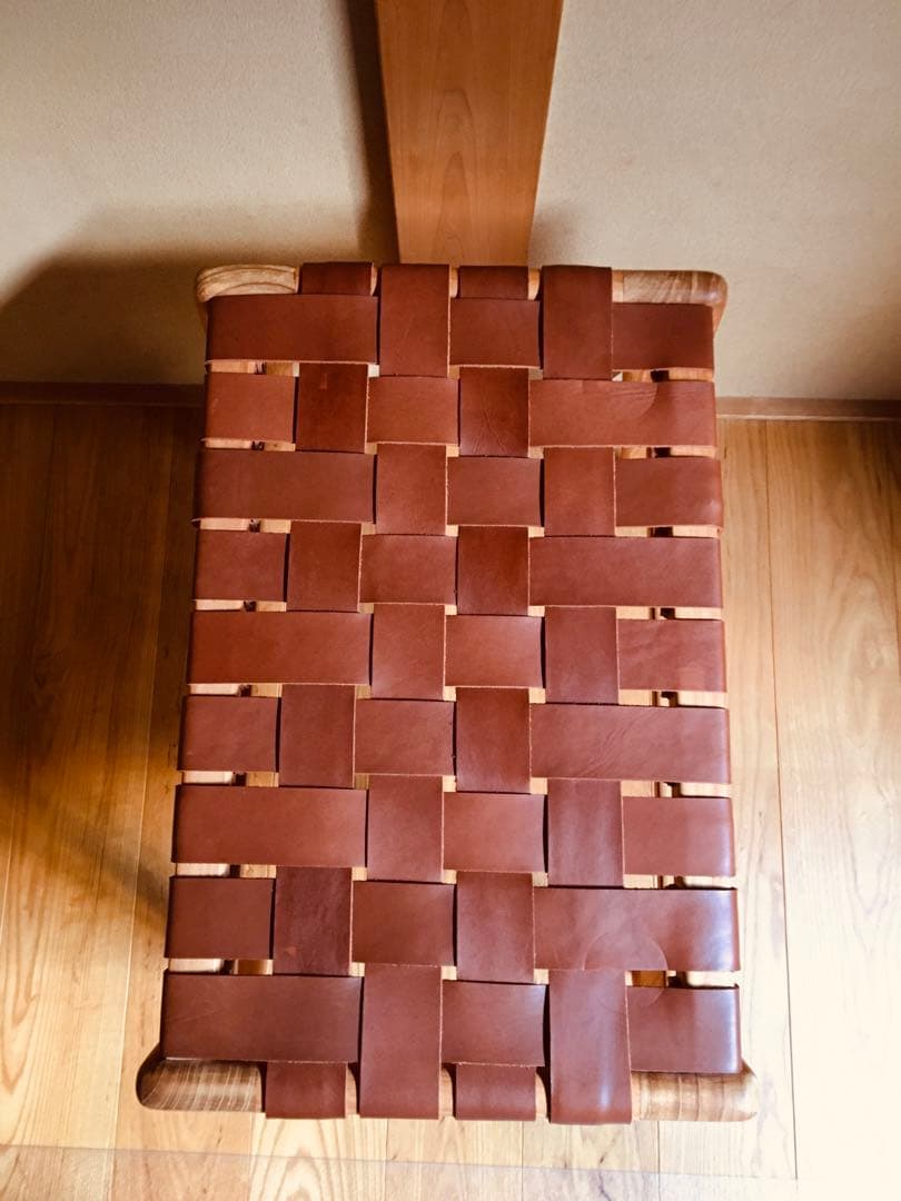 革と木のスツール