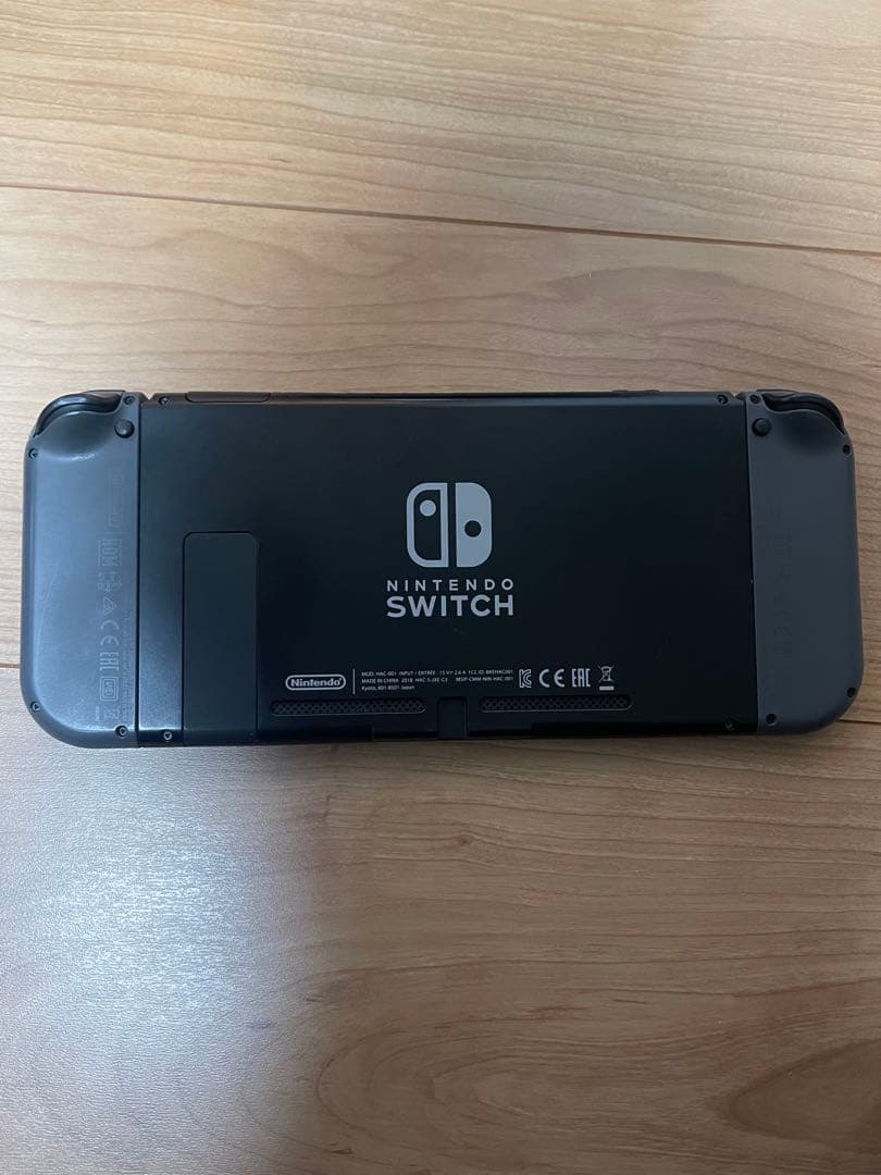Nintendo Switch 本体とカセット