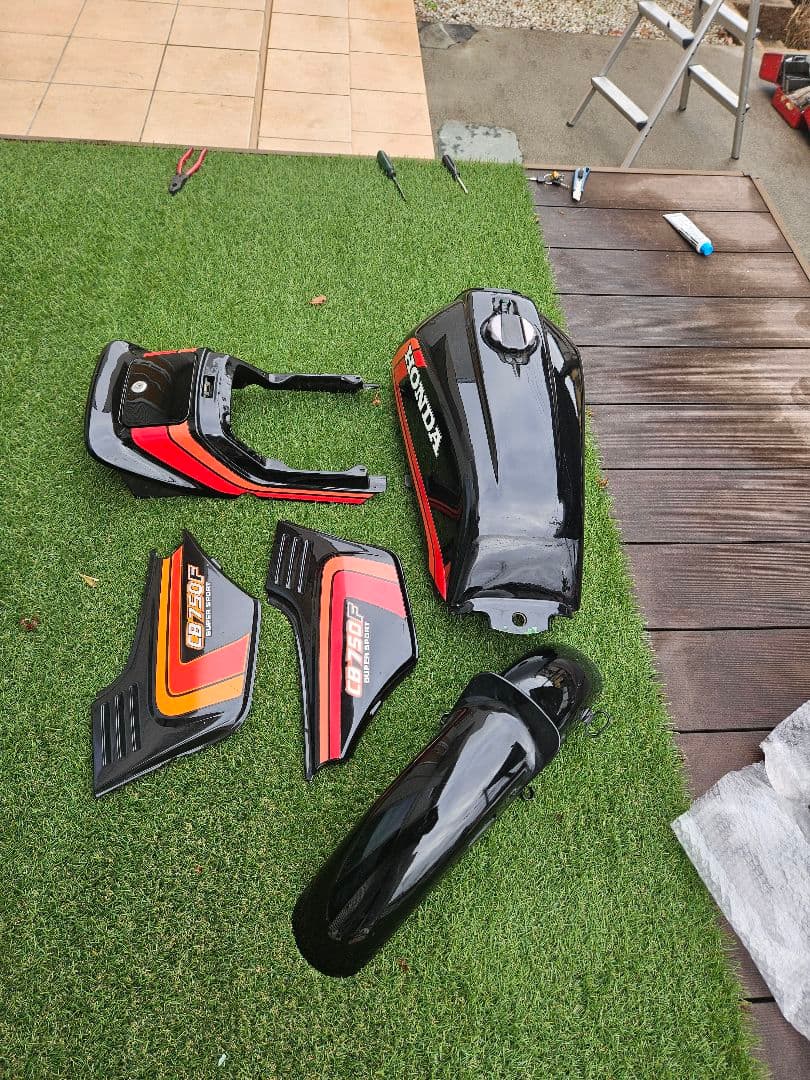 HONDA CB750F タンクセット ブラックスペンサー　外装一式