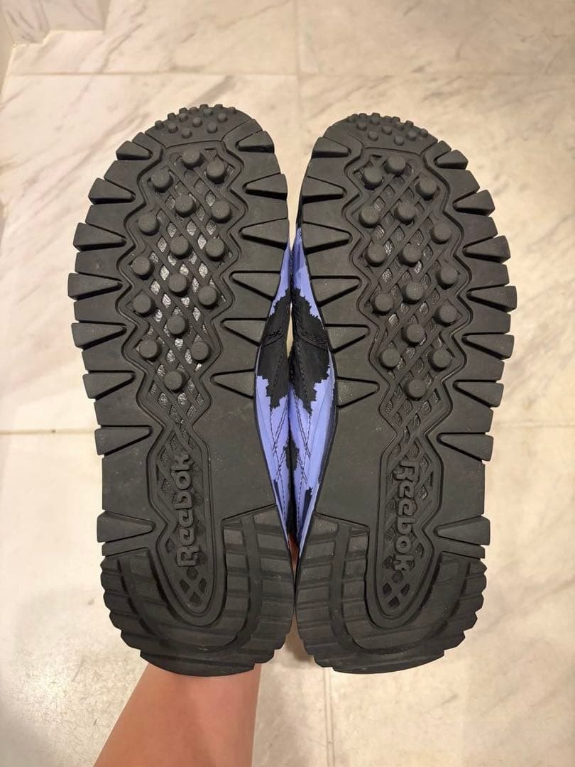 Reebok スニーカー 黒と紫 ストライプ