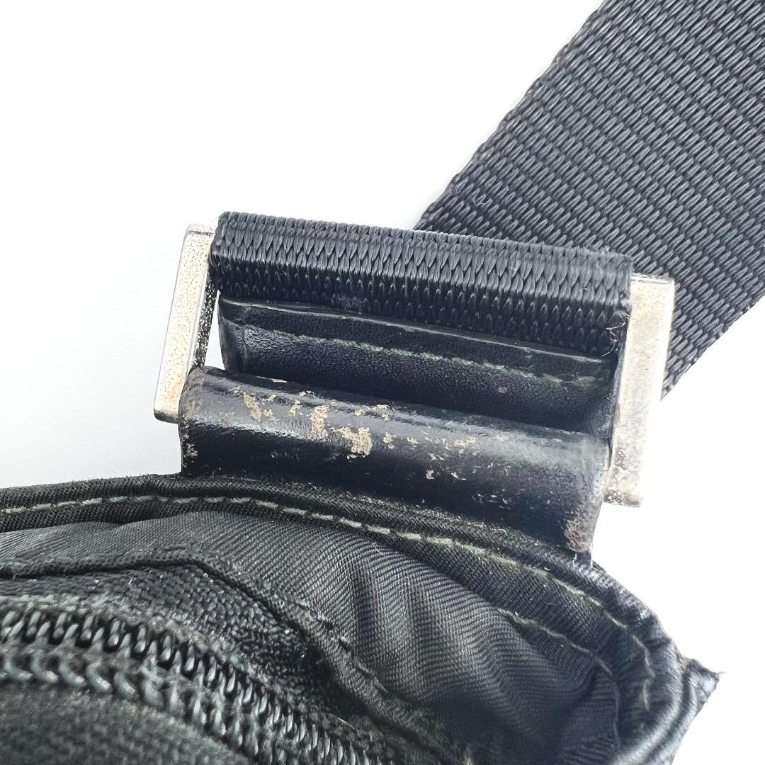 PRADA　黒　三角ロゴ　ナイロン　斜め掛け　ショルダーバッグ　サコッシュ