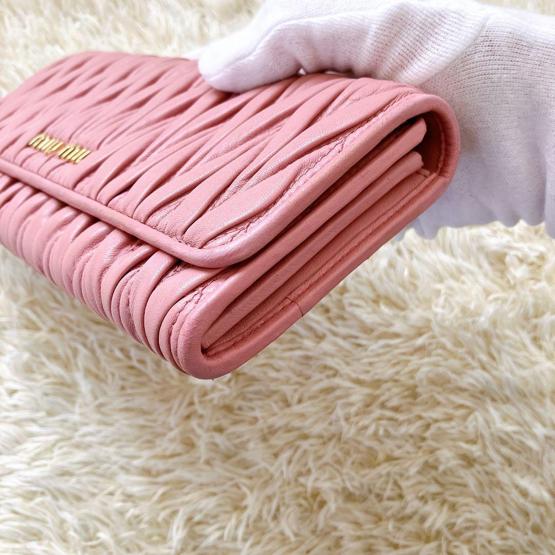 良品✨ミュウミュウ 長財布 マテラッセ マトラッセ 金ロゴ ピンク系 フラップ