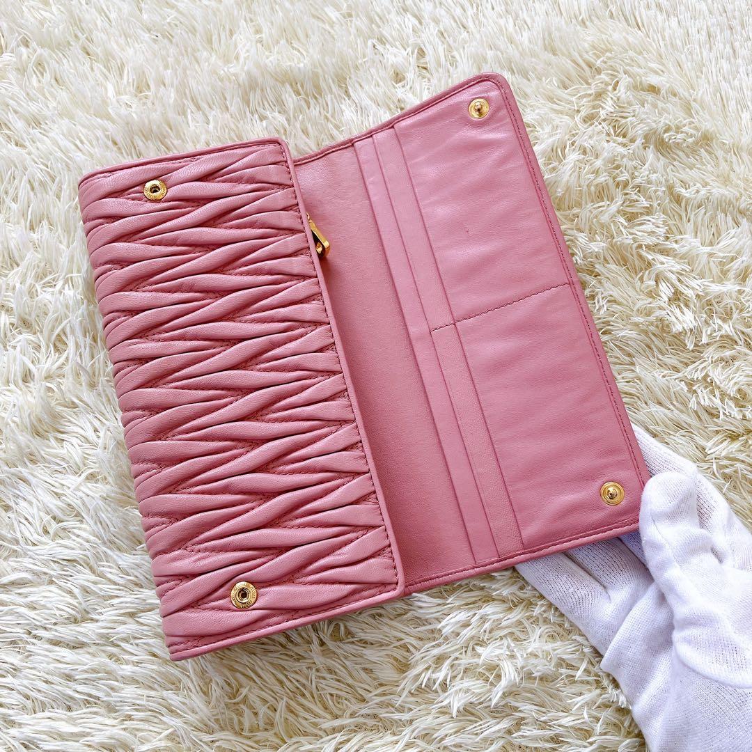 良品✨ミュウミュウ 長財布 マテラッセ マトラッセ 金ロゴ ピンク系 フラップ