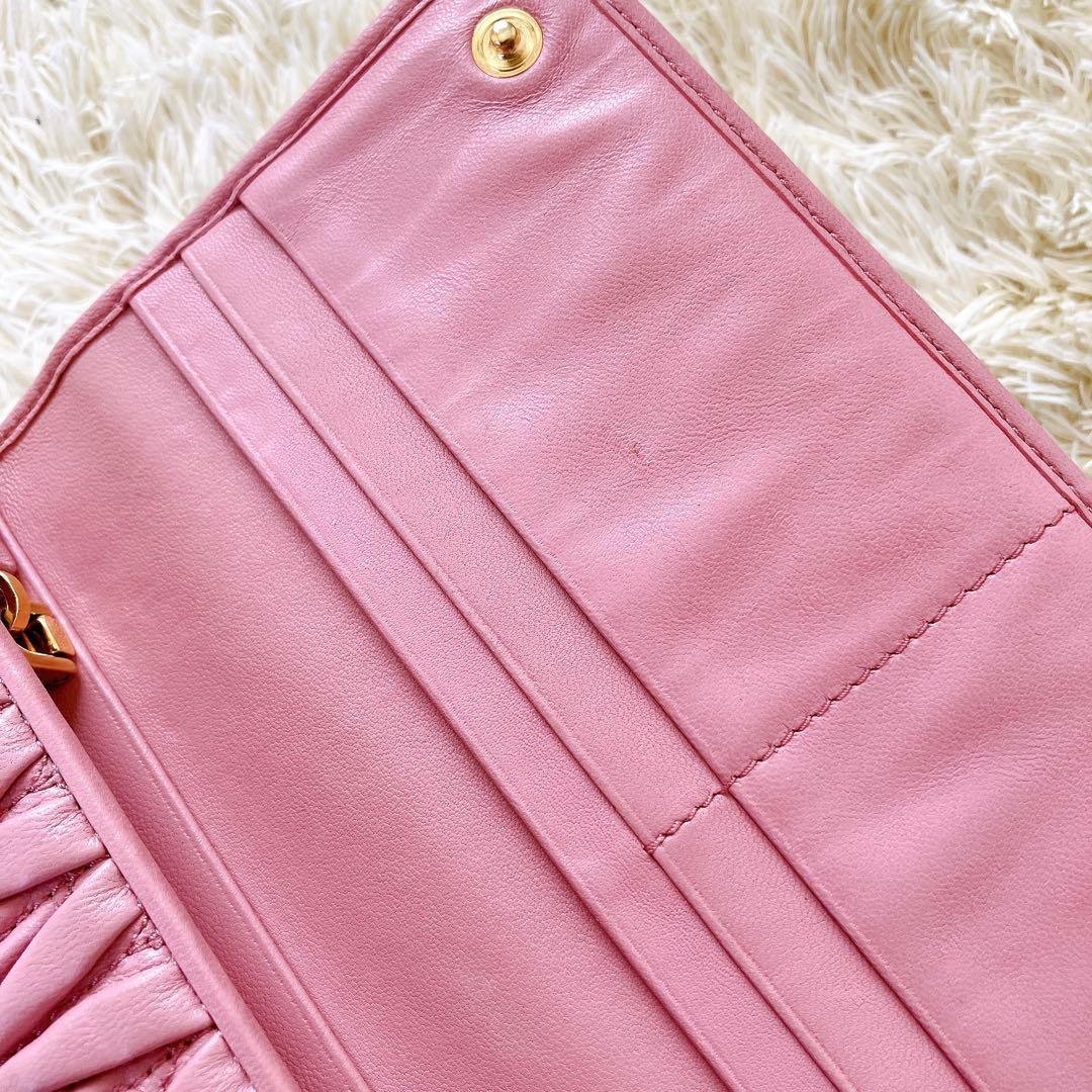 良品✨ミュウミュウ 長財布 マテラッセ マトラッセ 金ロゴ ピンク系 フラップ