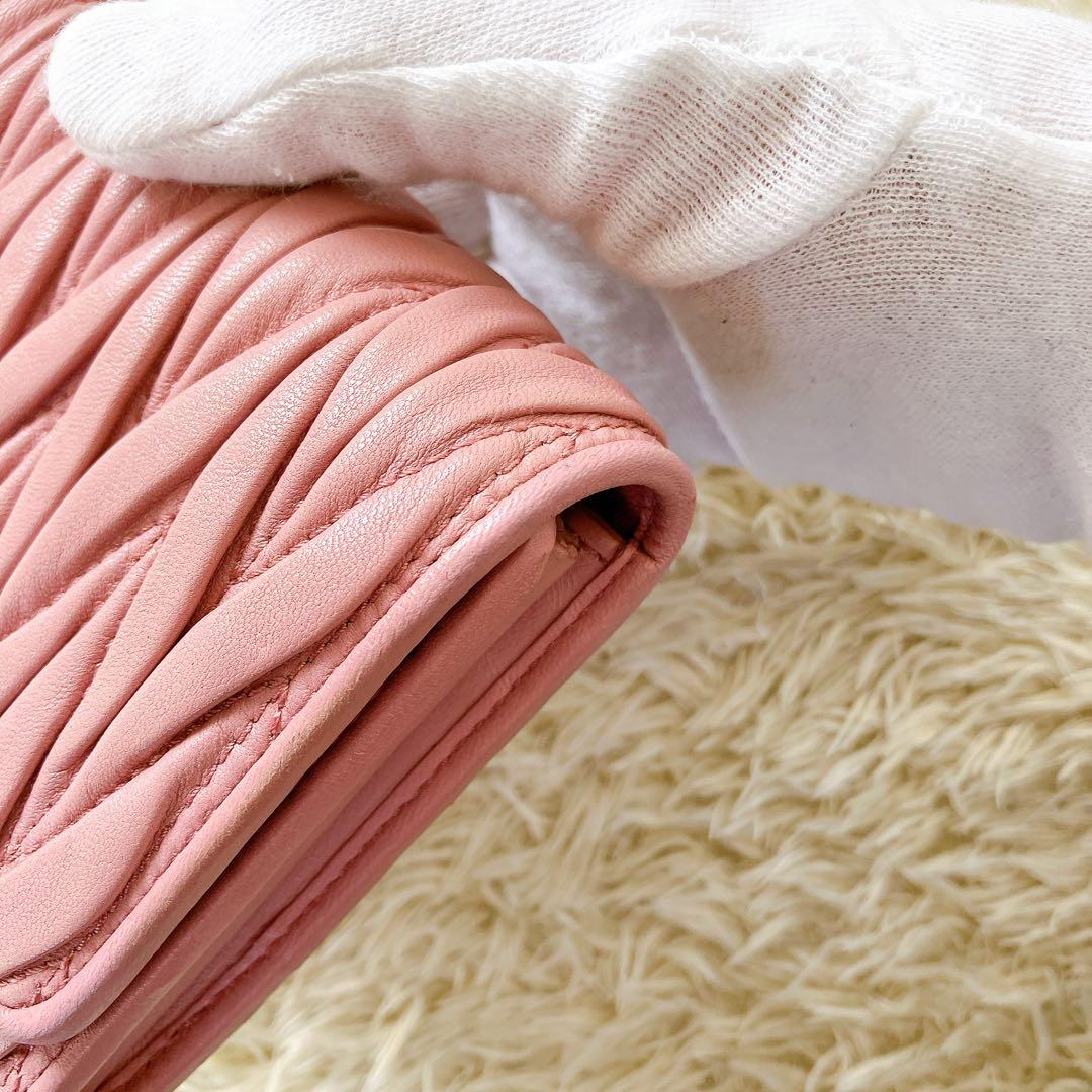 良品✨ミュウミュウ 長財布 マテラッセ マトラッセ 金ロゴ ピンク系 フラップ