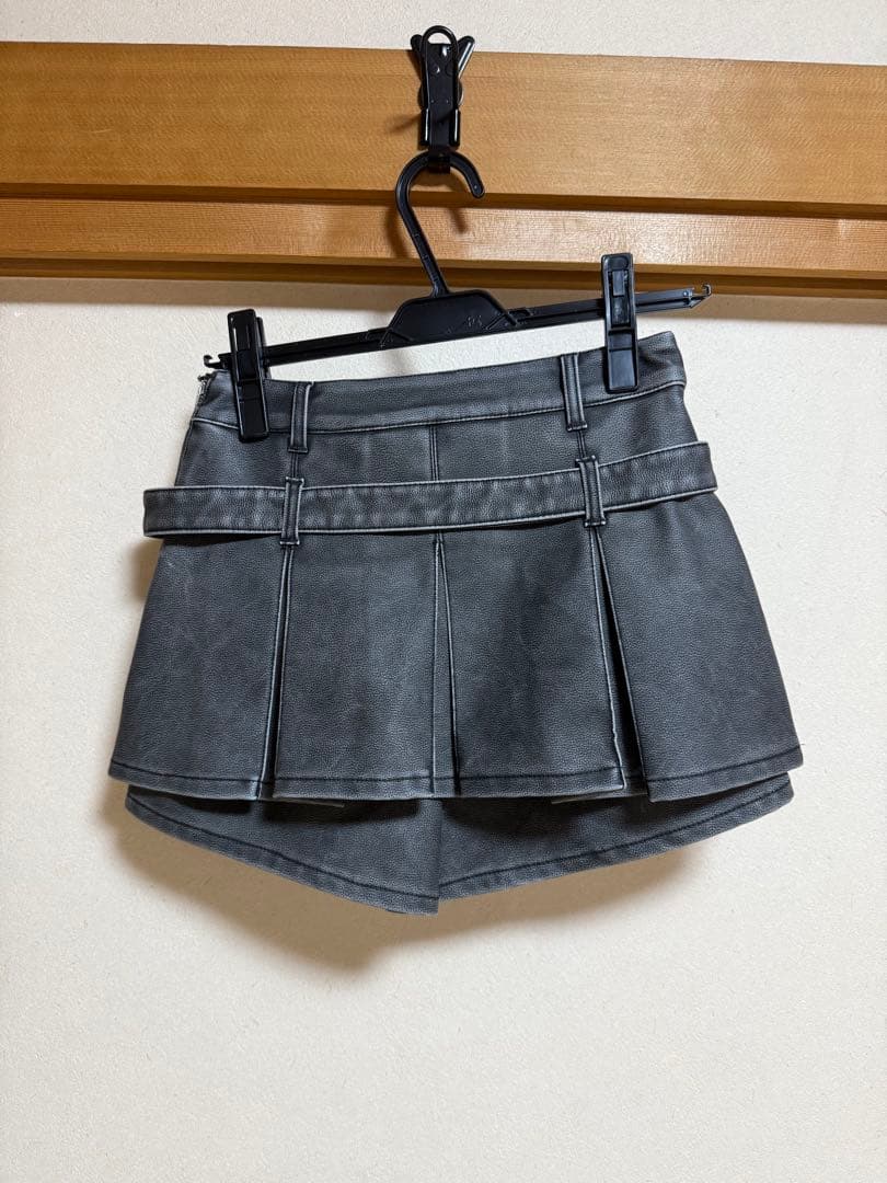 Darich アンティークレザープリーツショートパンツ