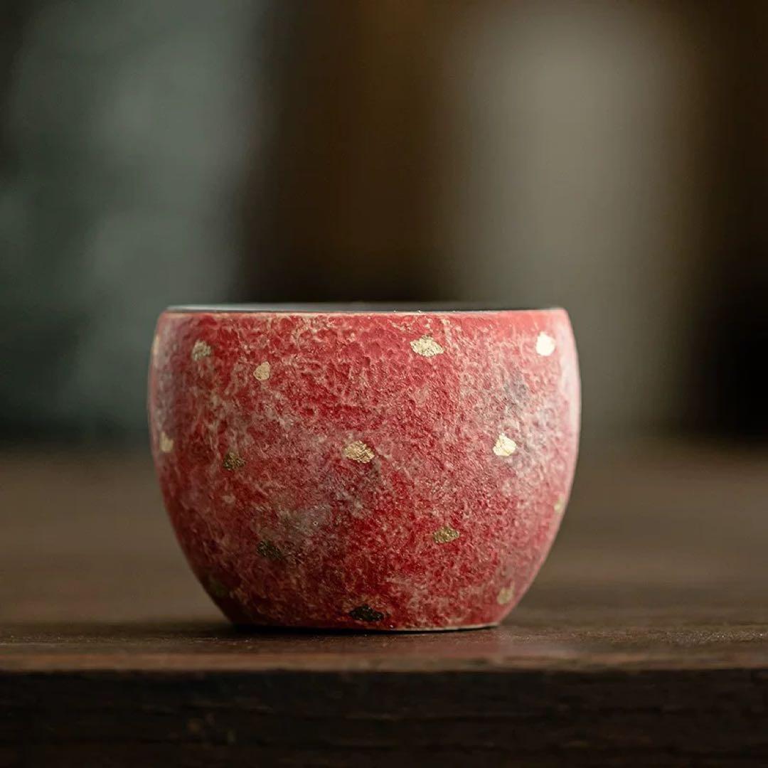 赤色の陶器製茶碗 金色の点模様