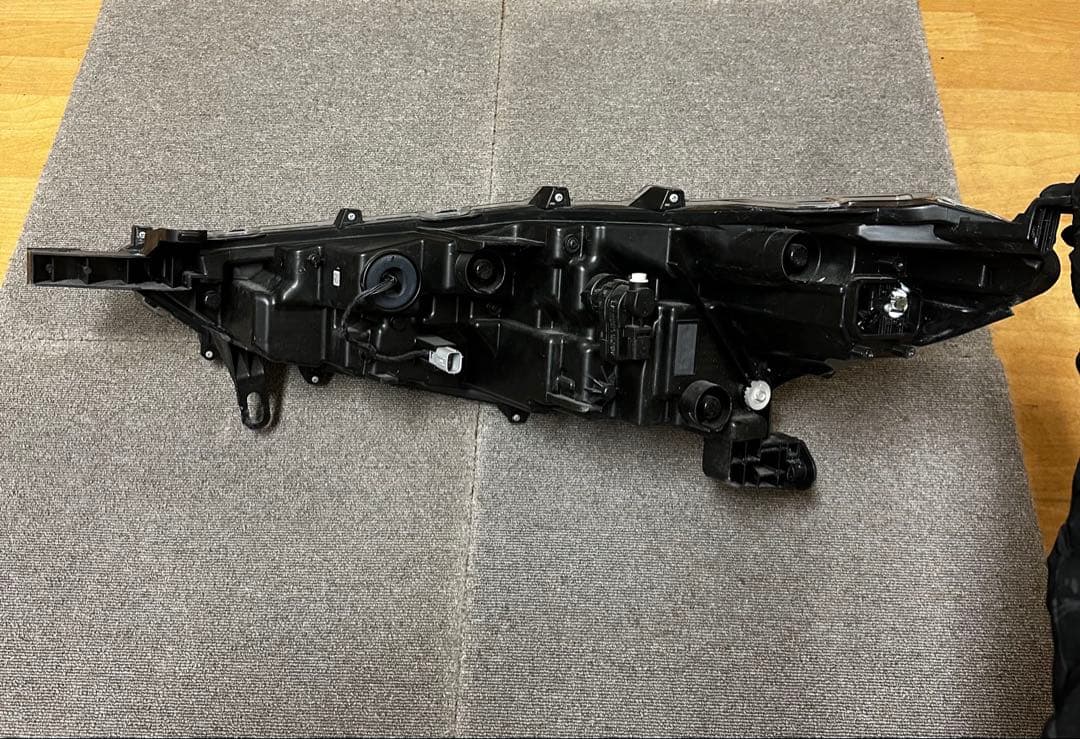 トヨタ カローラクロス ヘッドライト 片側のみ