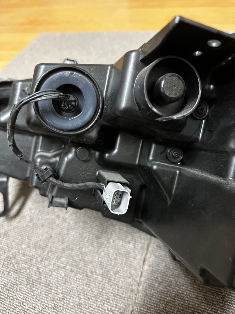 トヨタ カローラクロス ヘッドライト 片側のみ