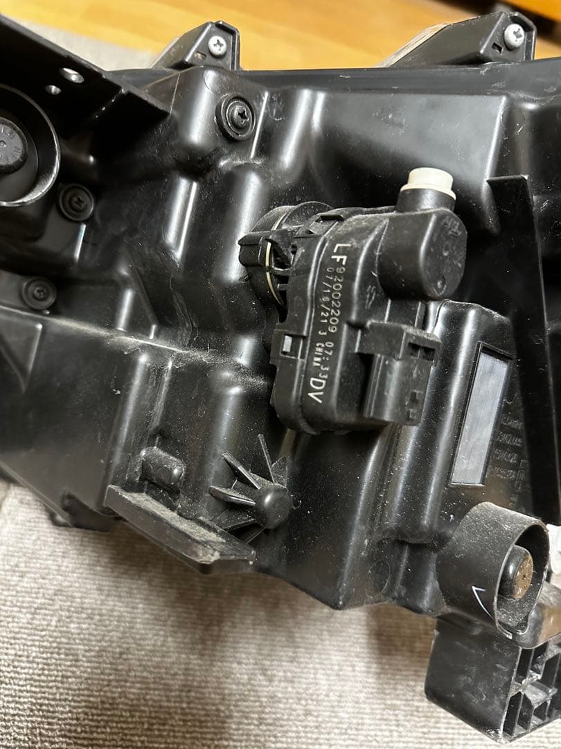 トヨタ カローラクロス ヘッドライト 片側のみ