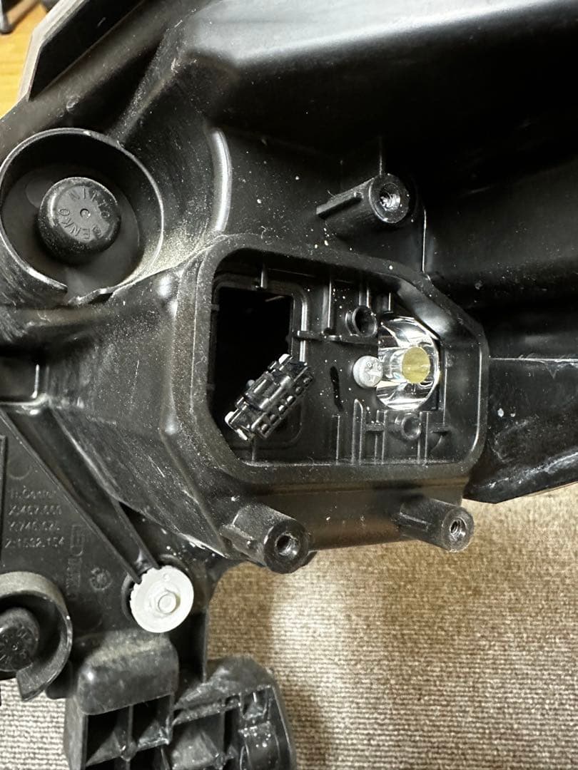 トヨタ カローラクロス ヘッドライト 片側のみ