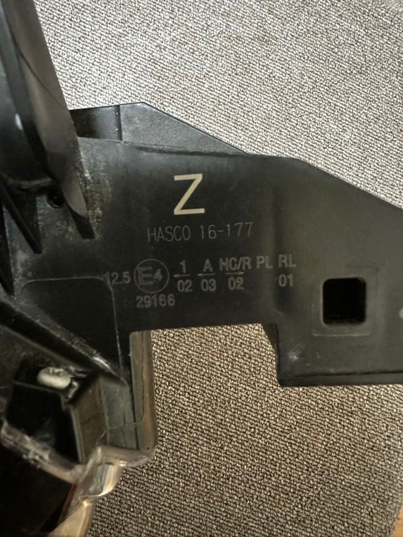 トヨタ カローラクロス ヘッドライト 片側のみ