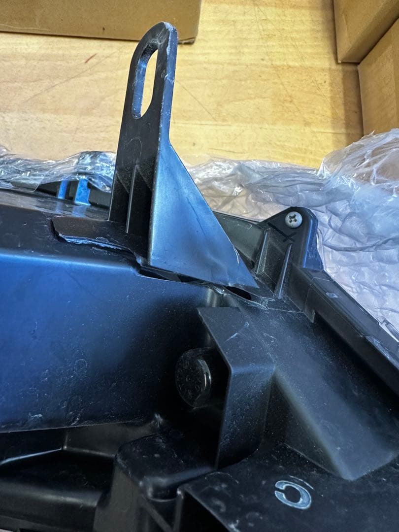 トヨタ カローラクロス ヘッドライト 片側のみ