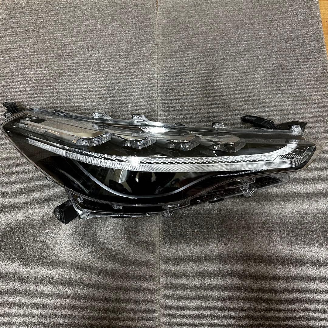トヨタ カローラクロス ヘッドライト 片側のみ