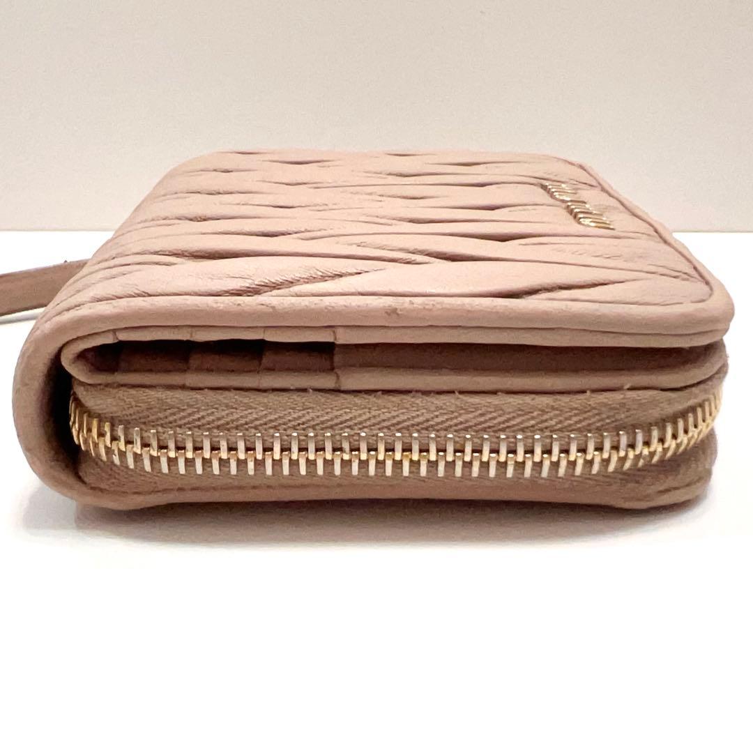 ミュウミュウ 折り財布 マテラッセ 革 ラウンドファスナー ピンクベージュ 金具