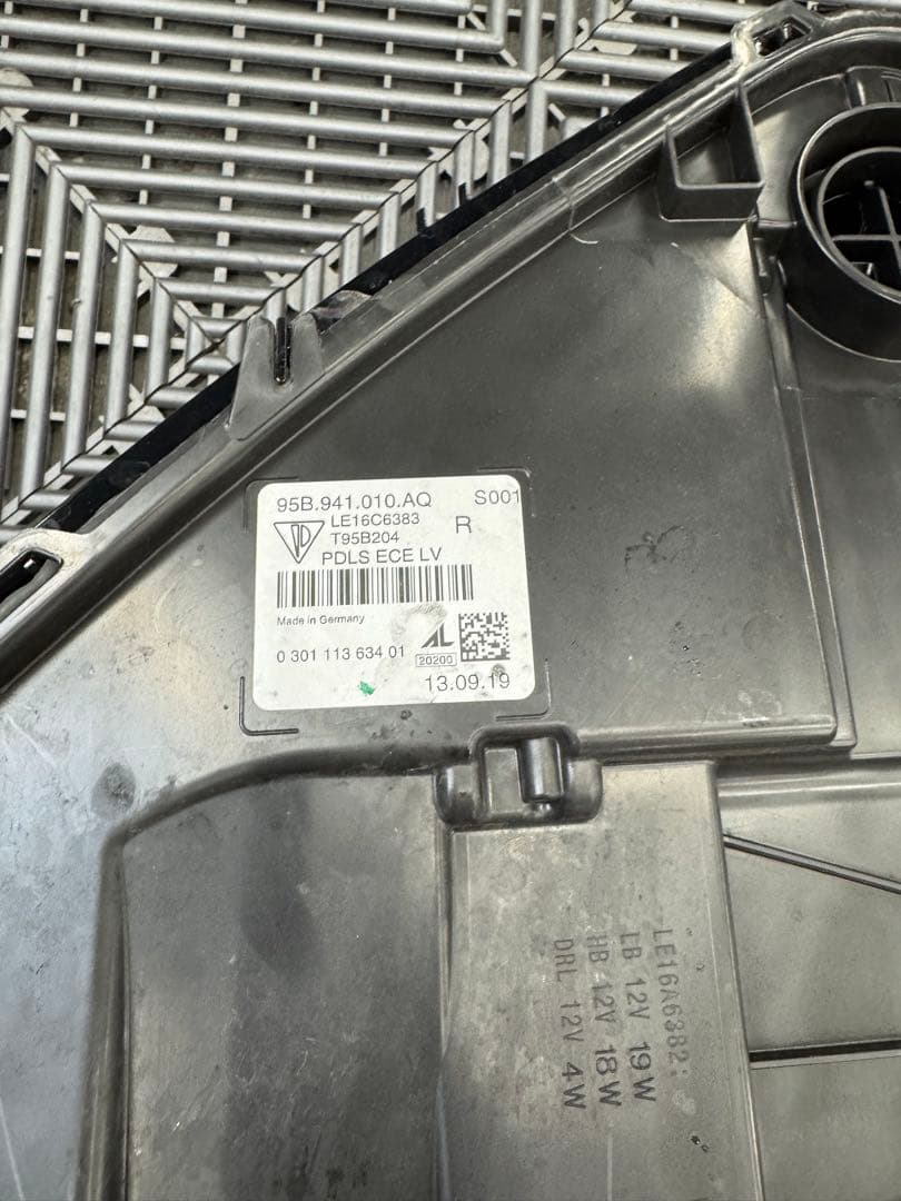 ポルシェ マカン　純正ヘッドライト　右