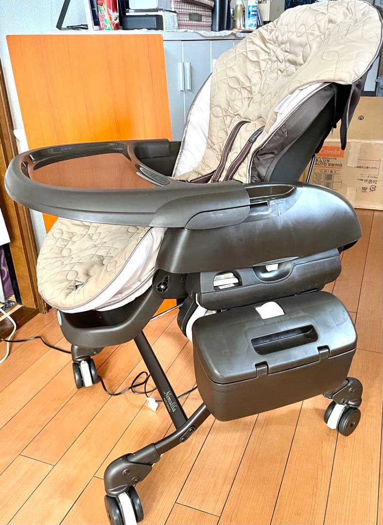 Combi ネムリラ　オートスイング ベビーチェア