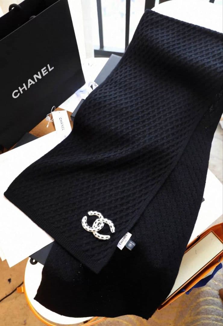 優しい雰囲気のニットダイヤ柄 CHANEL ブラックマフラー
