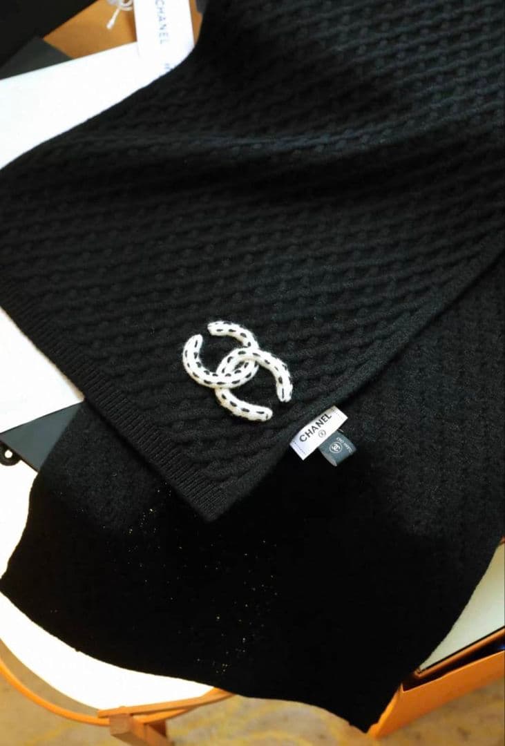 優しい雰囲気のニットダイヤ柄 CHANEL ブラックマフラー