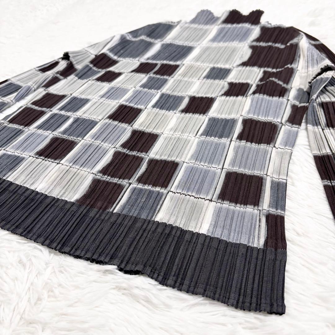 プリーツプリーズ　ハイネック　長袖　総柄　モザイク　サイズ3