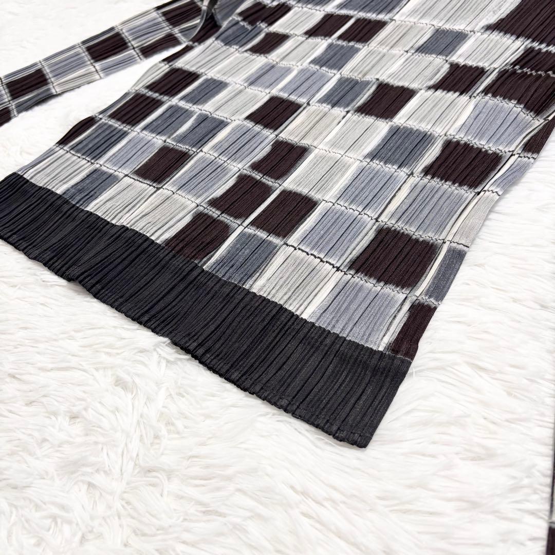 プリーツプリーズ　ハイネック　長袖　総柄　モザイク　サイズ3