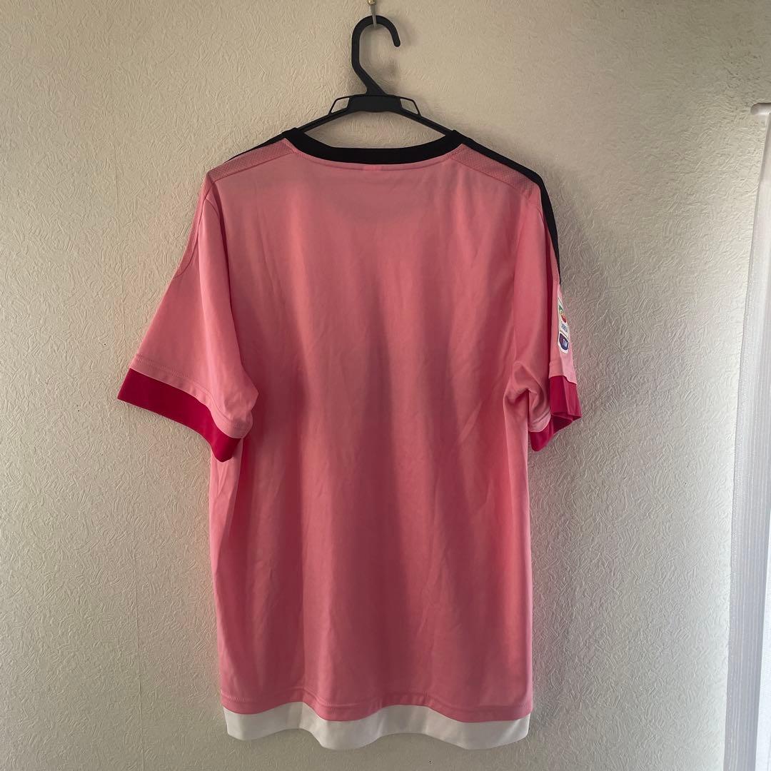 ユベントス ピンクシャツ 黒パンツ セット