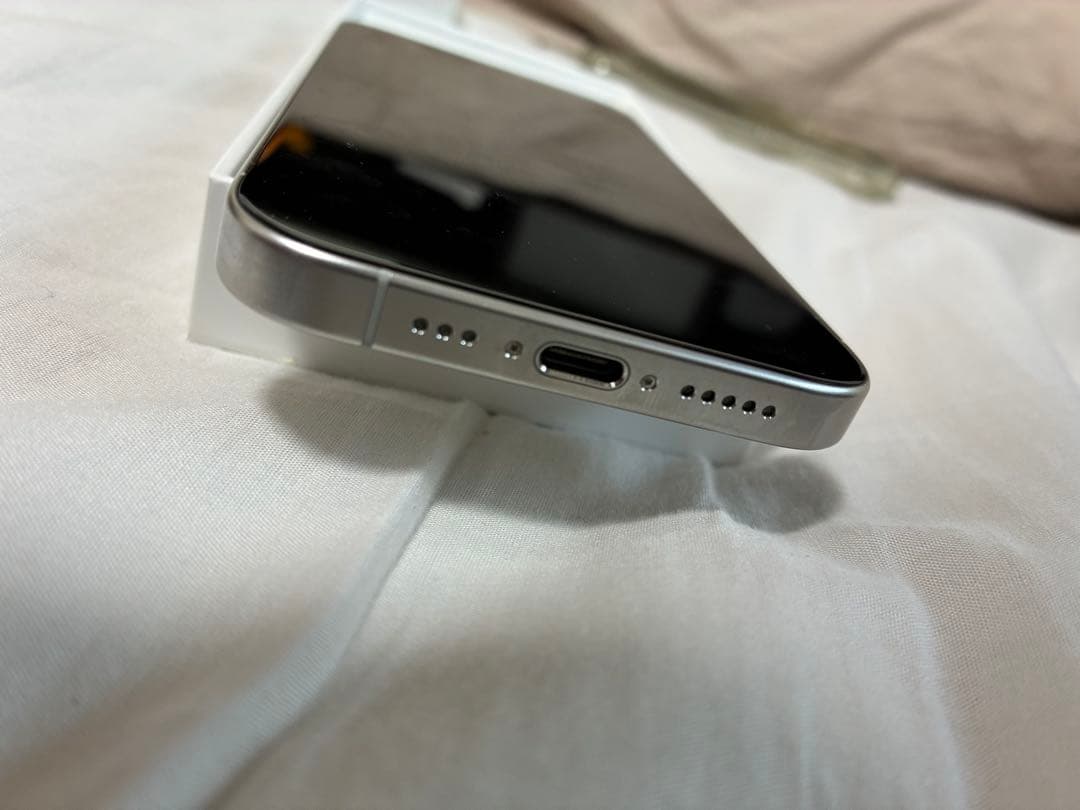 iPhone15 Pro 128G カラーホワイト初期化済み　透明ケース付き美品