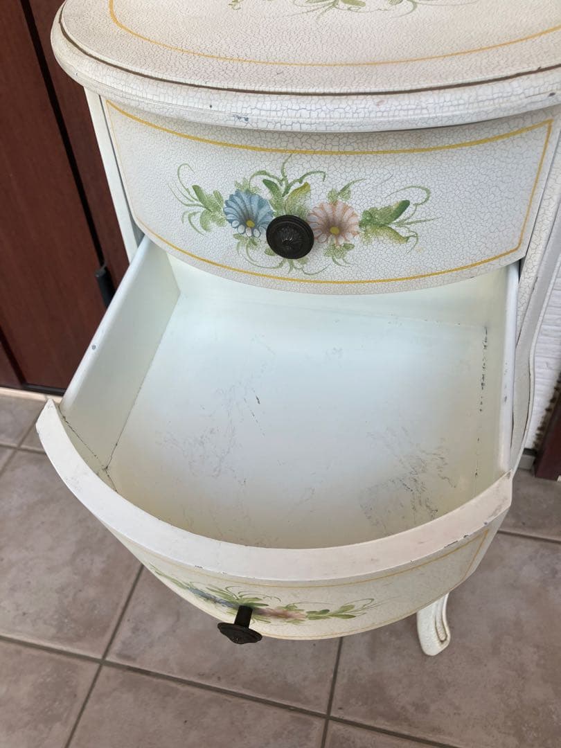 フレンチシャビー◉ラウンド サイドテーブル　花柄ペイント　引き出し付き｜猫脚