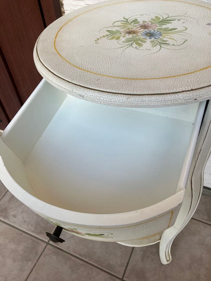 フレンチシャビー◉ラウンド サイドテーブル　花柄ペイント　引き出し付き｜猫脚