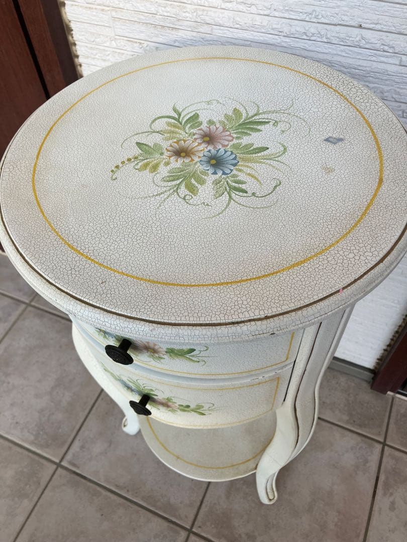 フレンチシャビー◉ラウンド サイドテーブル　花柄ペイント　引き出し付き｜猫脚