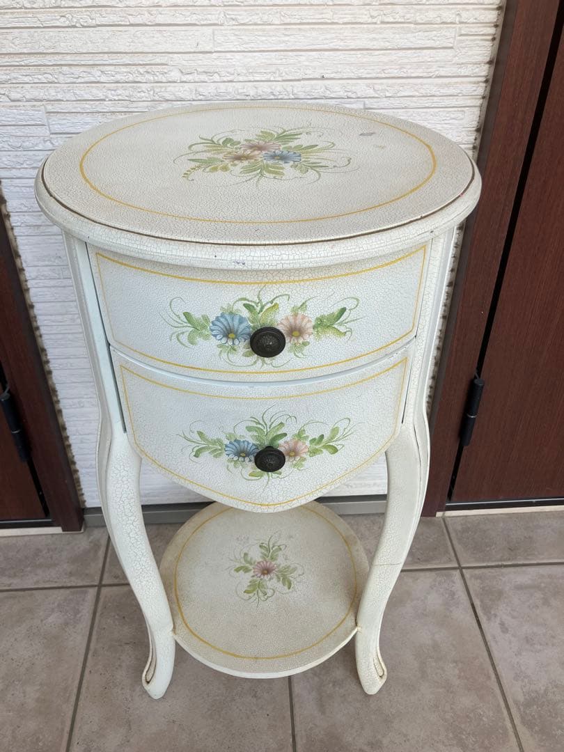 フレンチシャビー◉ラウンド サイドテーブル　花柄ペイント　引き出し付き｜猫脚